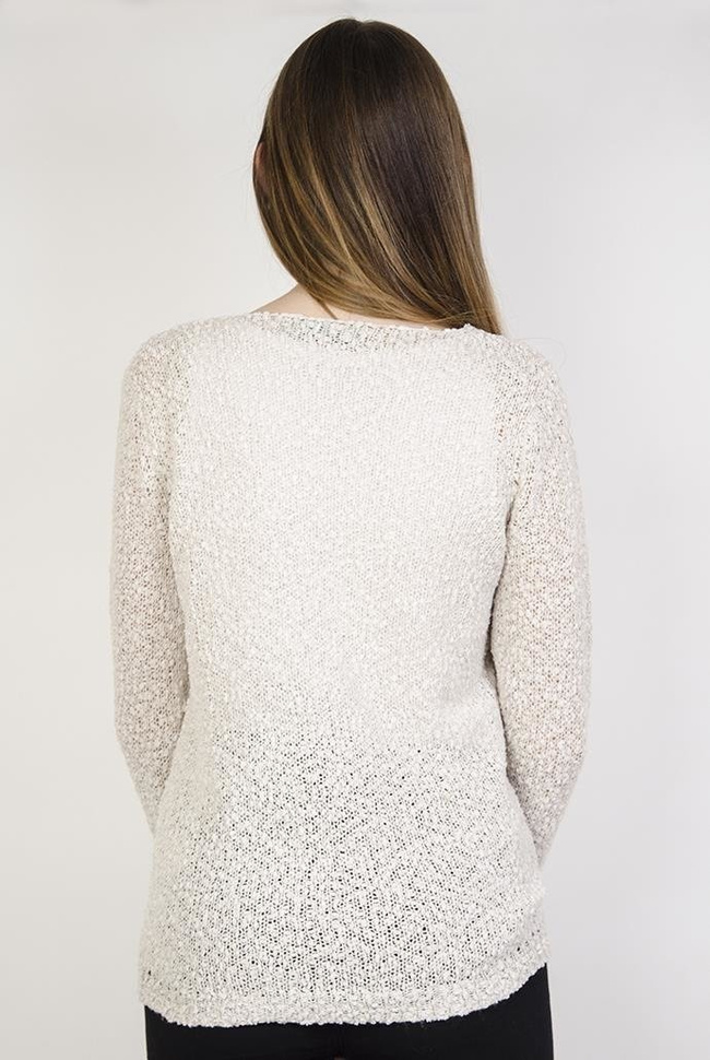 Beżowy sweterek o prostym kroju