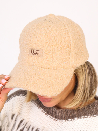 CZAPKA Z IMITACJI BARANKA Z DASZKIEM I LOGO-BRĄZOWA