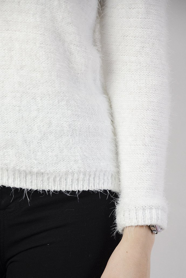 Biały, włochaty sweterek