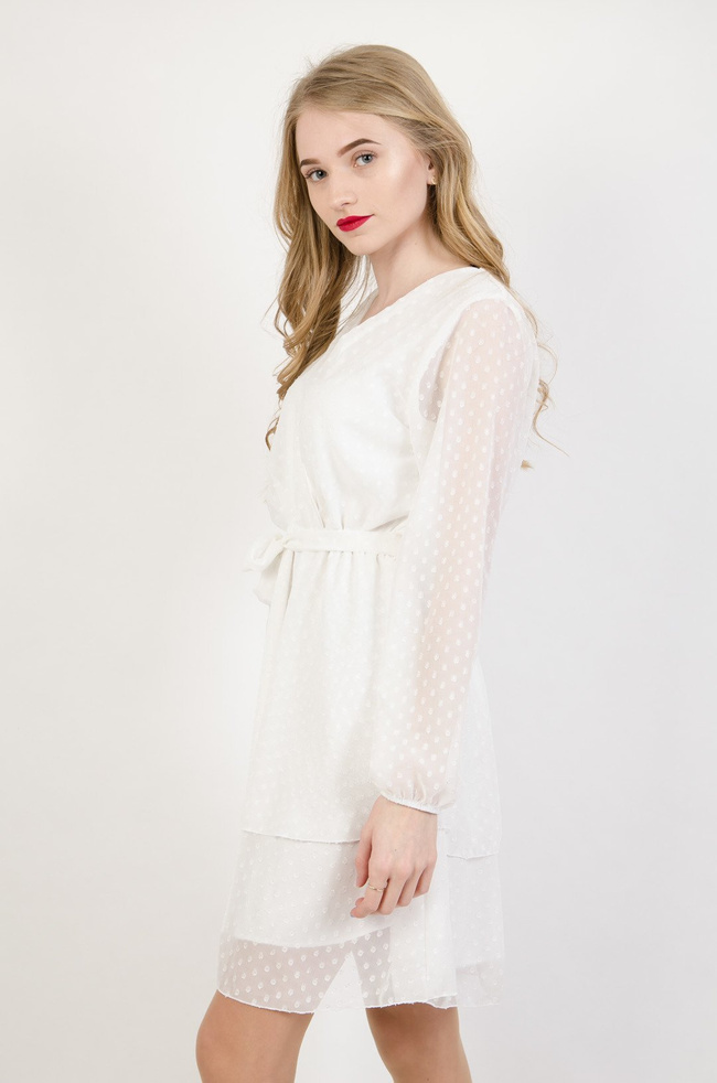 Biała szyfonowa sukienka wiązana w pasie