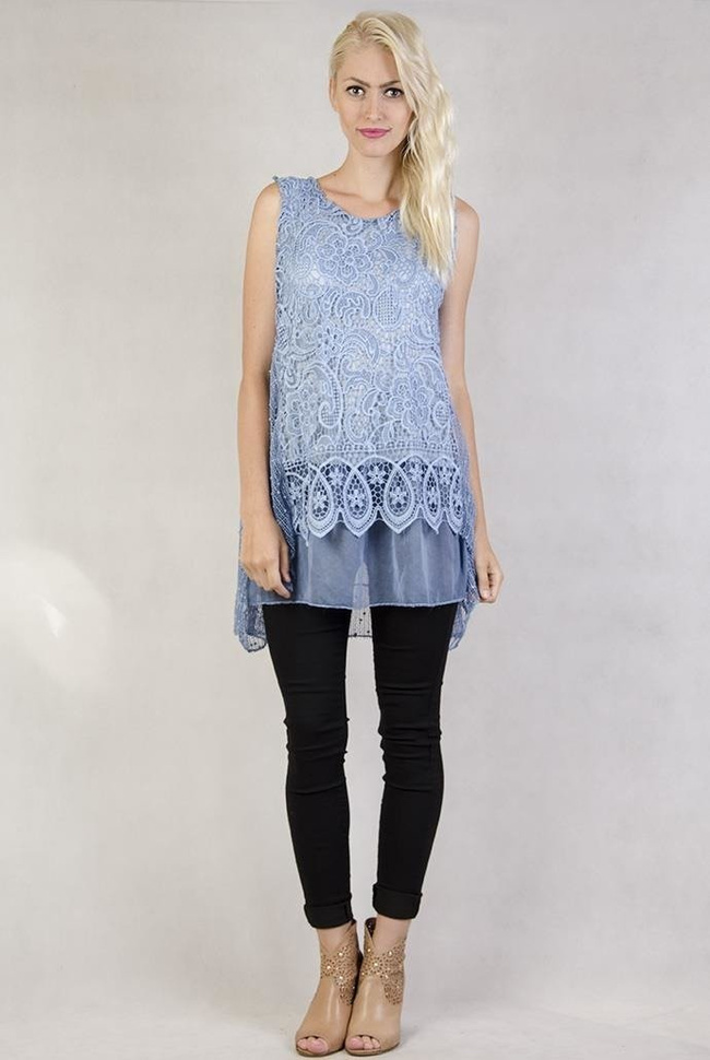 Ażurowa bluzka w kwiaty z cekinami na plecach niebieska