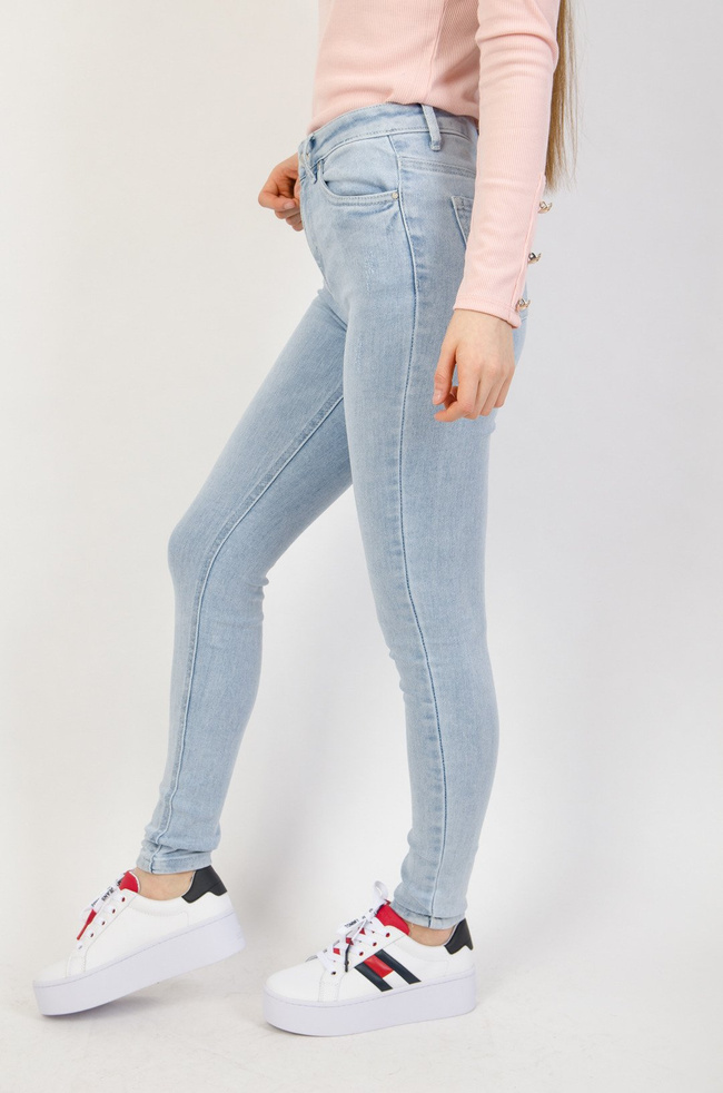 Jasne spodnie jeansowe z wyższym stanem