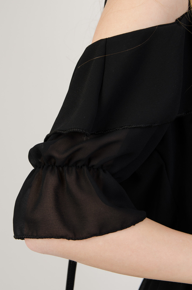 Czarna zwiewna sukienka z odkrytymi ramionami