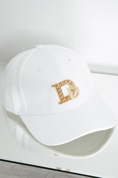 CZAPKA Z DASZKIEM Z OZDOBNYM ZNACZKIEM - BIAŁA