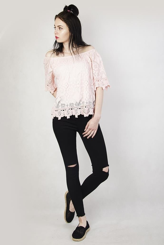 Jasnoróżowa bluzka z hiszpańskim dekoltem, z koronką