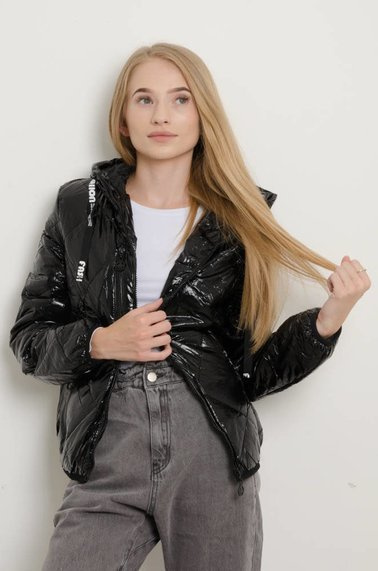 CZARNA PIKOWANA KURTKA Z KAPTUREM