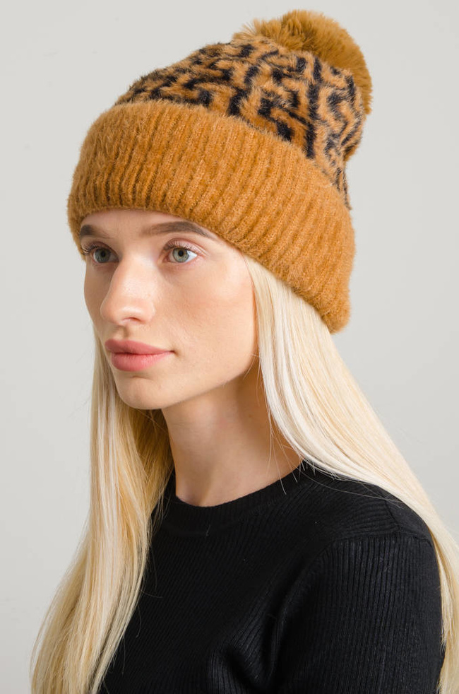 WZORZYSTA CZAPKA Z POMPONEM- BRĄZOWA