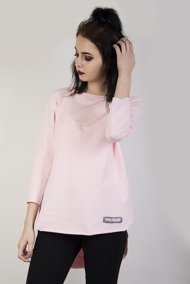 Jasnoróżowa, asymetryczna bluzka o prostym kroju