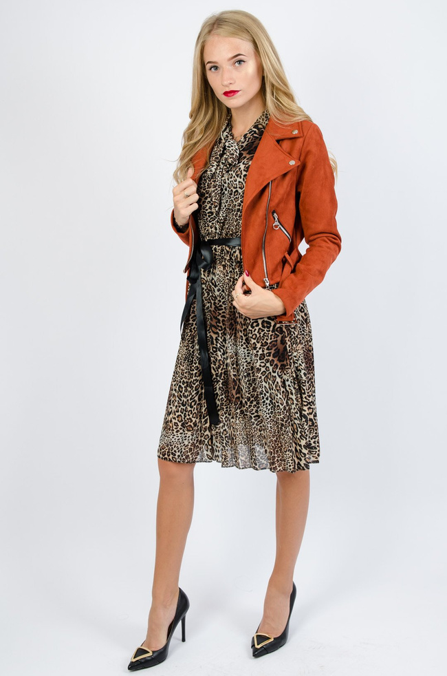 Krótka zamszowa kurtka w ceglastym kolorze 