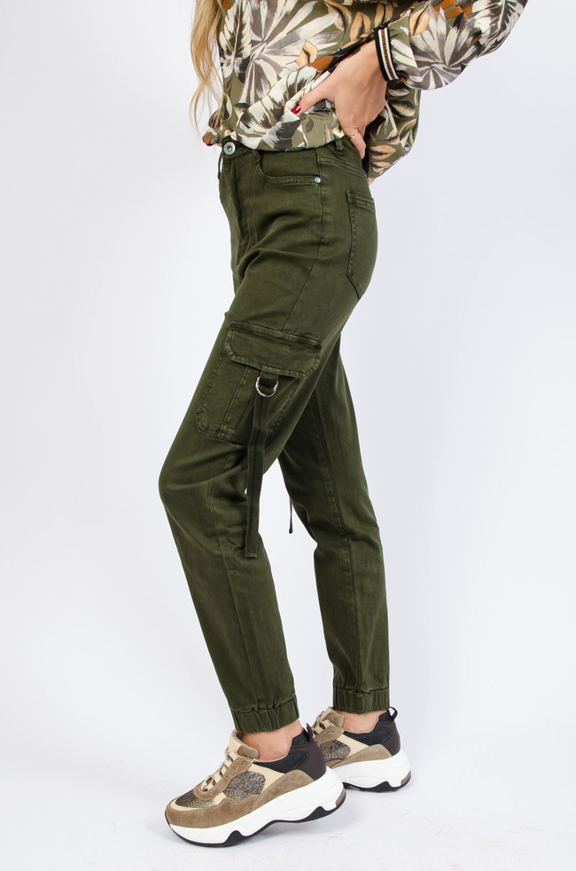 Zielone bojówki z paskami przy kieszeniach