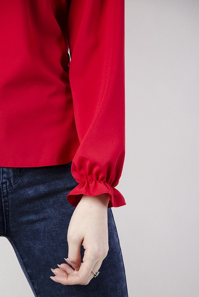Czerwona bluzka z falbanką przy szyi