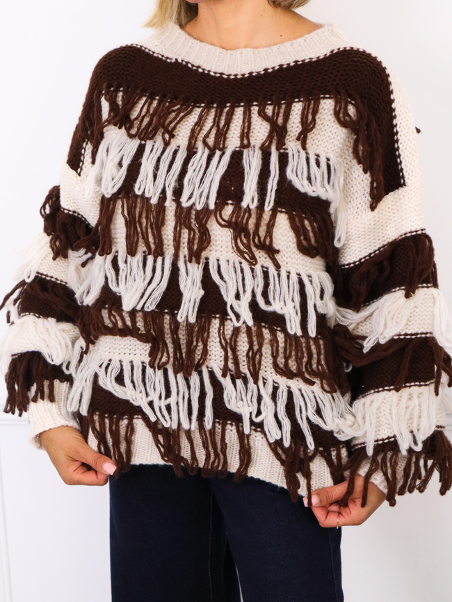 SWETER BEŻOWY W PASKI KOLORU CZEKOLADOWEGO Z FRĘDZLAMI