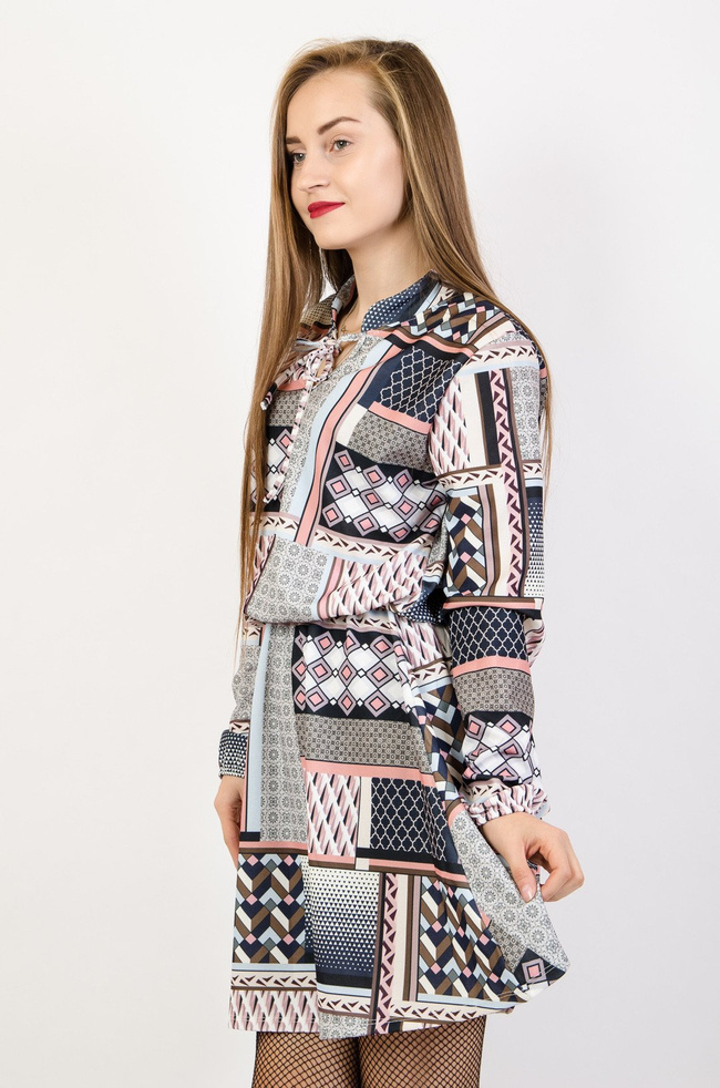 Wzorzysta sukienka z gumką w pasie oraz wiązaniem w dekolcie