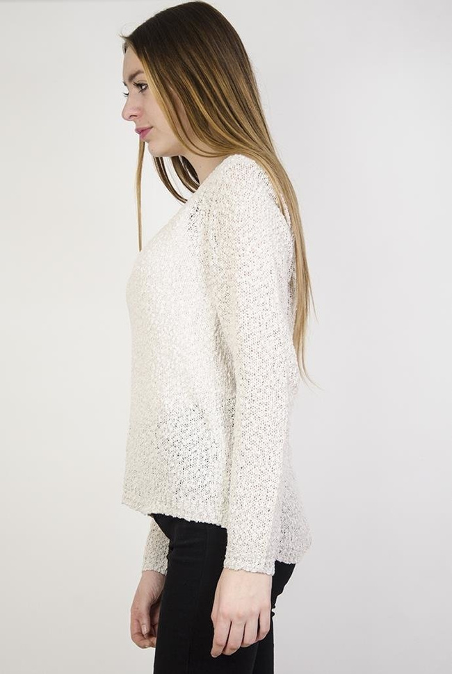 Beżowy sweterek o prostym kroju