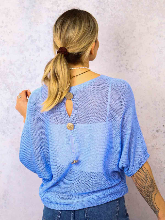 SWETER O KROJU NIETOPERZA Z OZDOBNYMI GUZIKAMI- NIEBIESKI