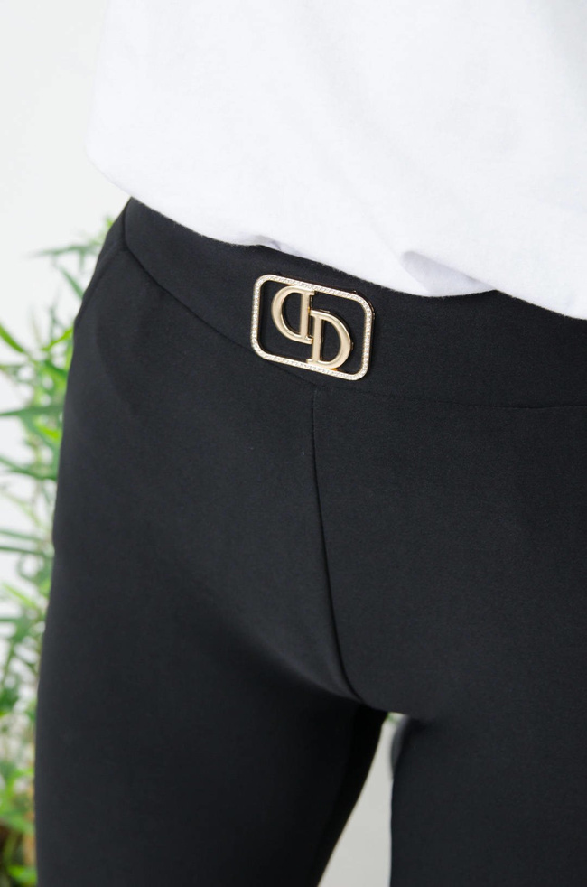 CZARNE LEGGINSY ZE ZŁOTYM ZNACZKIEM W PASIE