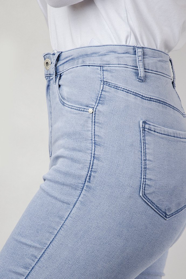 Jasne spodnie przylegające