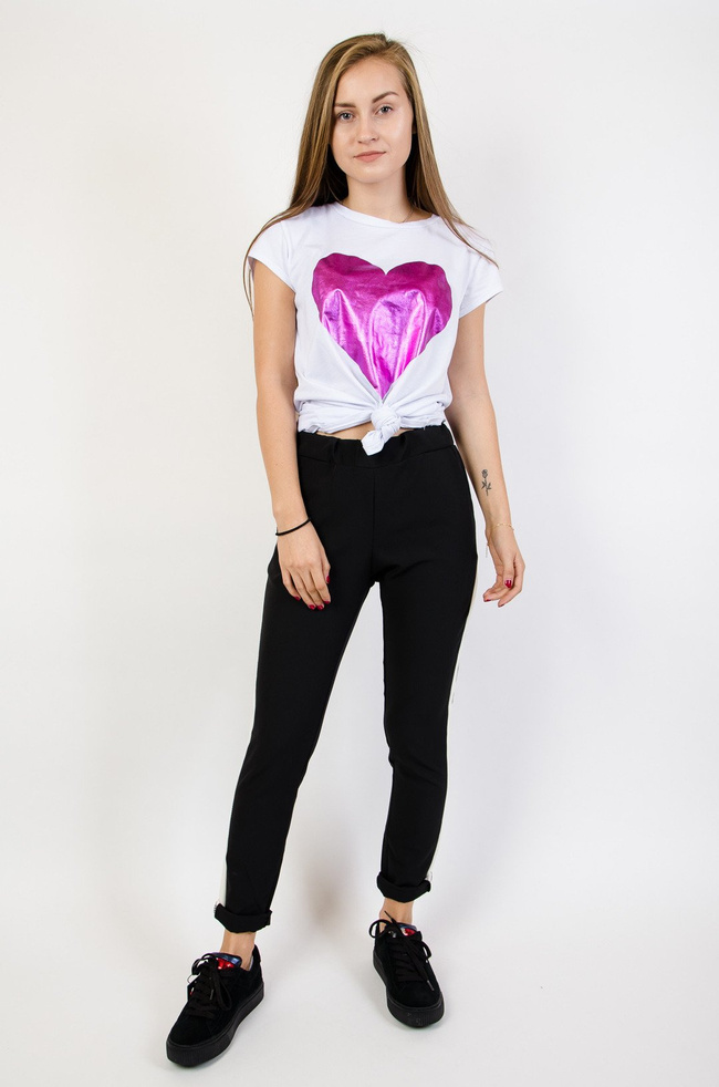 Czarne spodnie z białymi lampasami oraz gumką w pasie