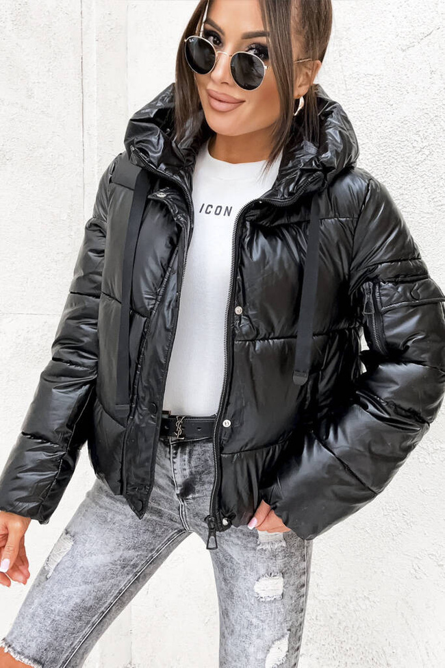 KURTKA Z KIESZENIĄ I ZAMKIEM NA RĘKAWIE- CZARNA