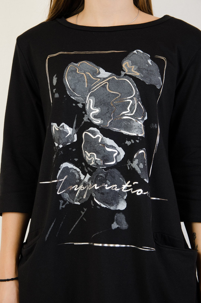 Czarna sukienka z kieszeniami oraz aplikacją z przodu