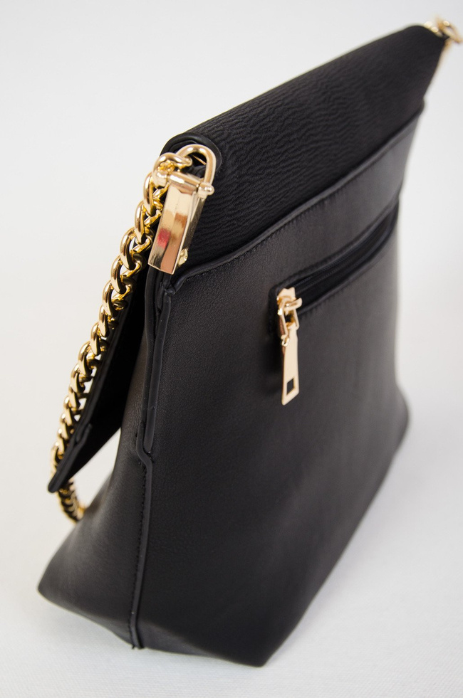 Czarna kopertowa torebka na złotym łańcuszku