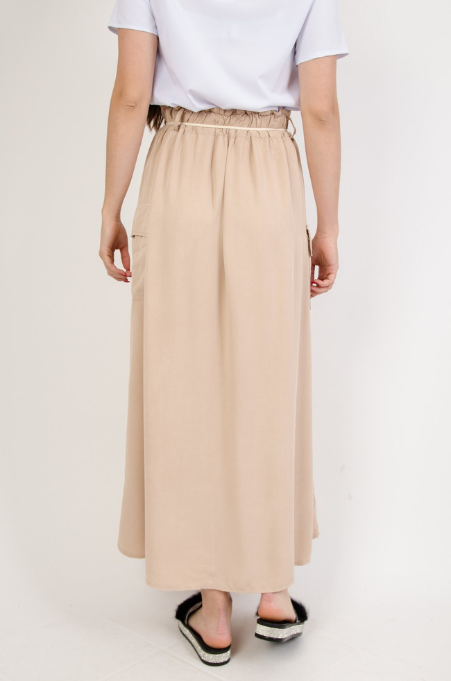 Długa brązowa spódnica z czterema guzikami i kieszonkami po bokach