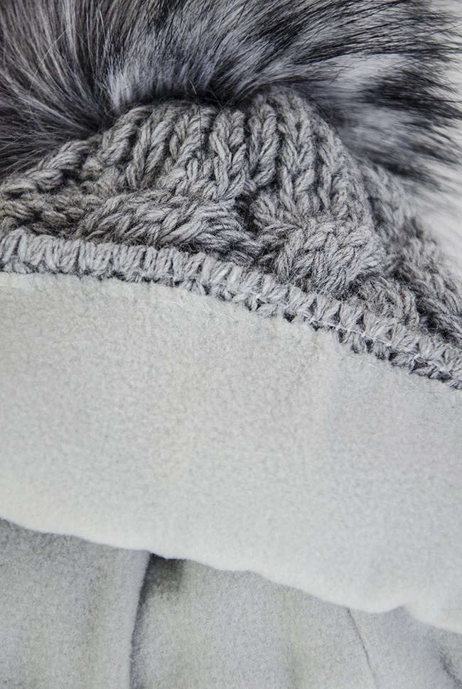 Jasnoszara czapka z pomponem, pleciona warkoczem