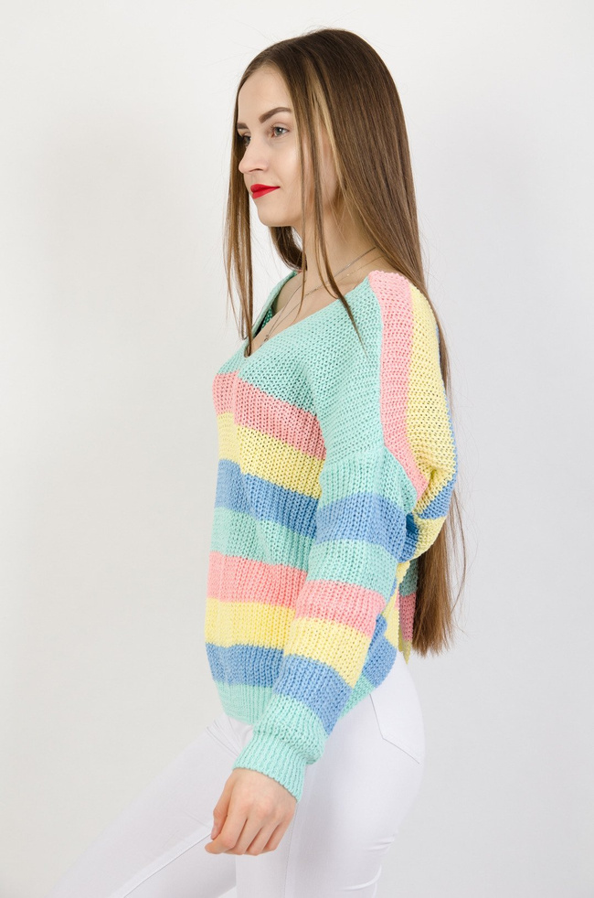Pastelowy sweter w paski ze splotem
