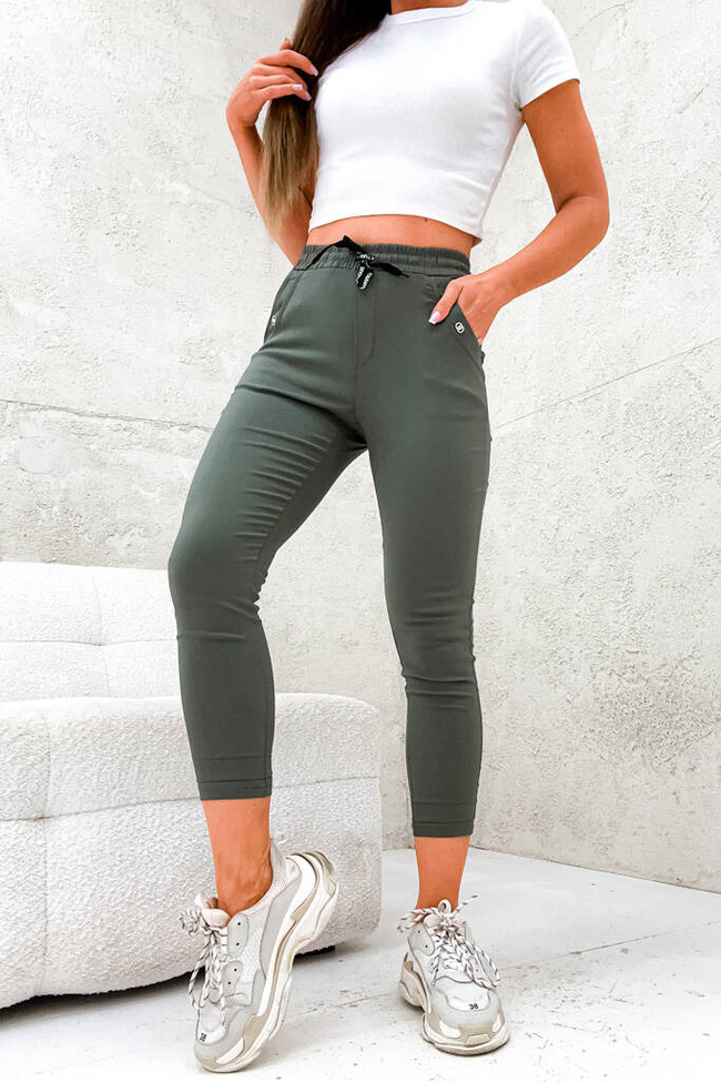 SPODNIE ZE ŚCIAGACZEM W PASIE I OZDOBĄ NA KIESZENI- ZIELONE