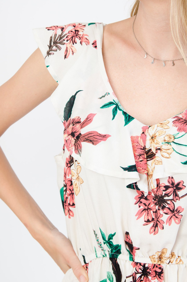 Kremowa sukienka w kwiaty z falbaną w dekolcie