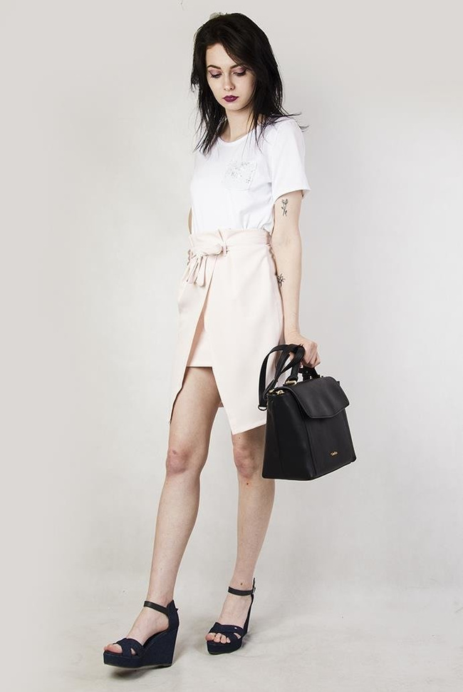 Jasnoróżowa spódniczka z wycięciem i kokardą z przodu