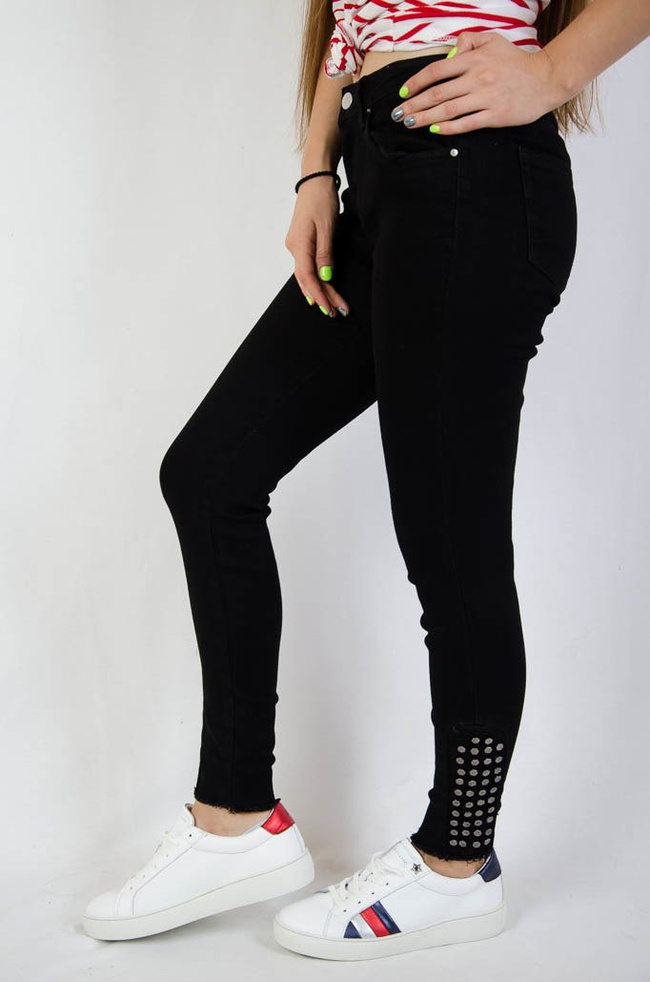 Czarne spodnie jeansowe z ćwiekami przy nogawce
