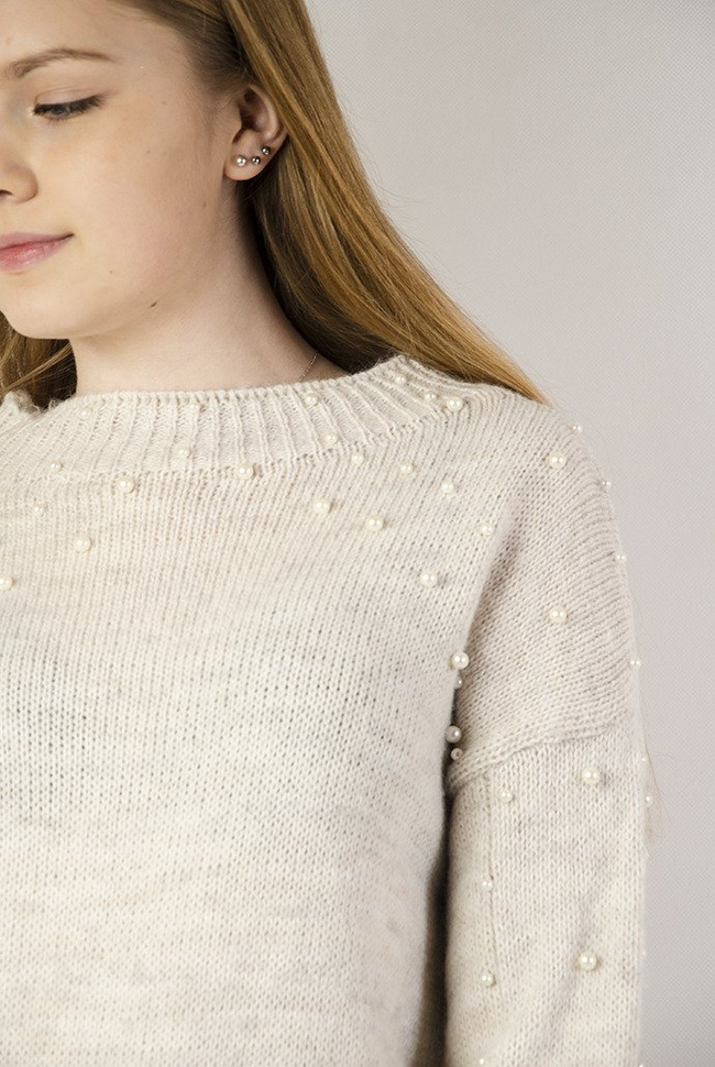 Beżowy sweter z perełkami