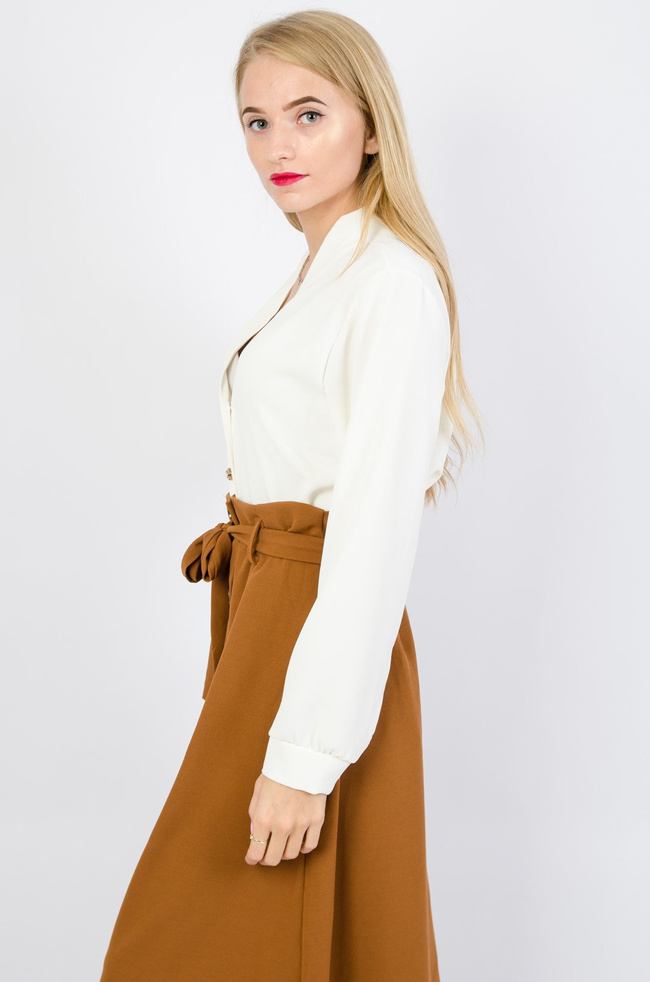 Kremowa bluzka koszulowa ze złotymi guzikami