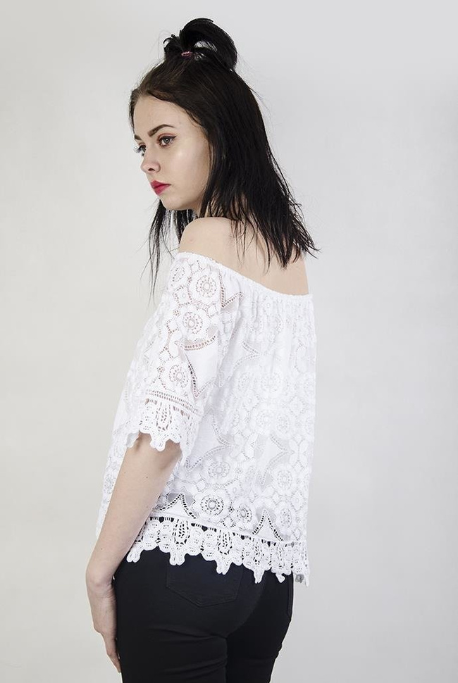 Biała bluzka z hiszpańskim dekoltem, z koronką