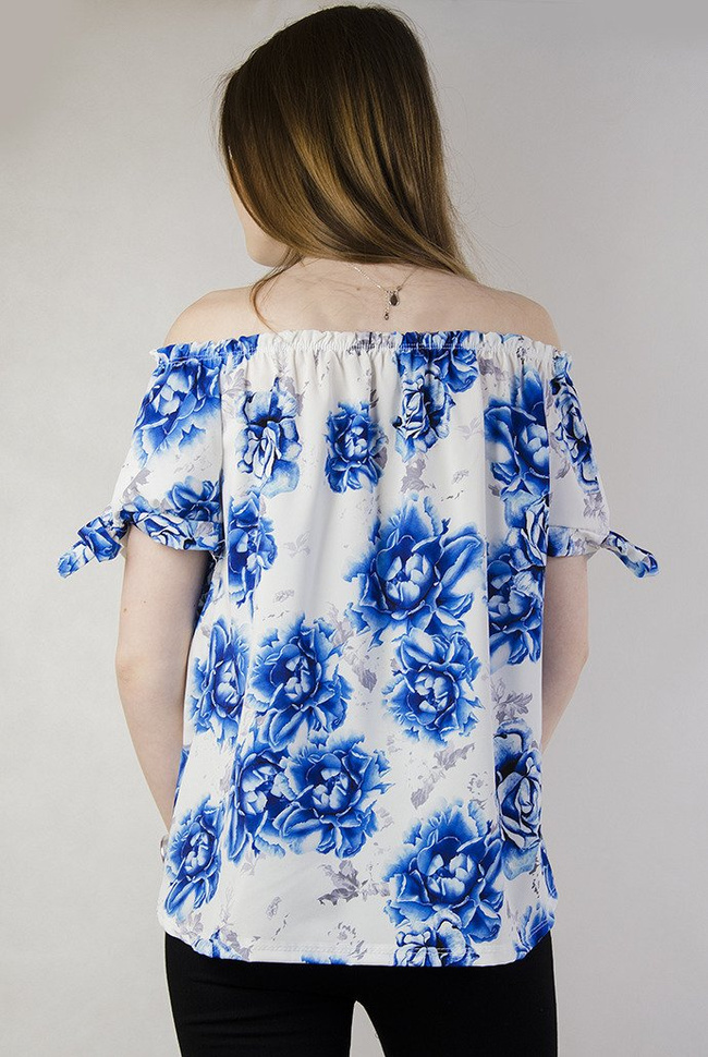 Biała bluzka hiszpanka w niebieskie kwiaty