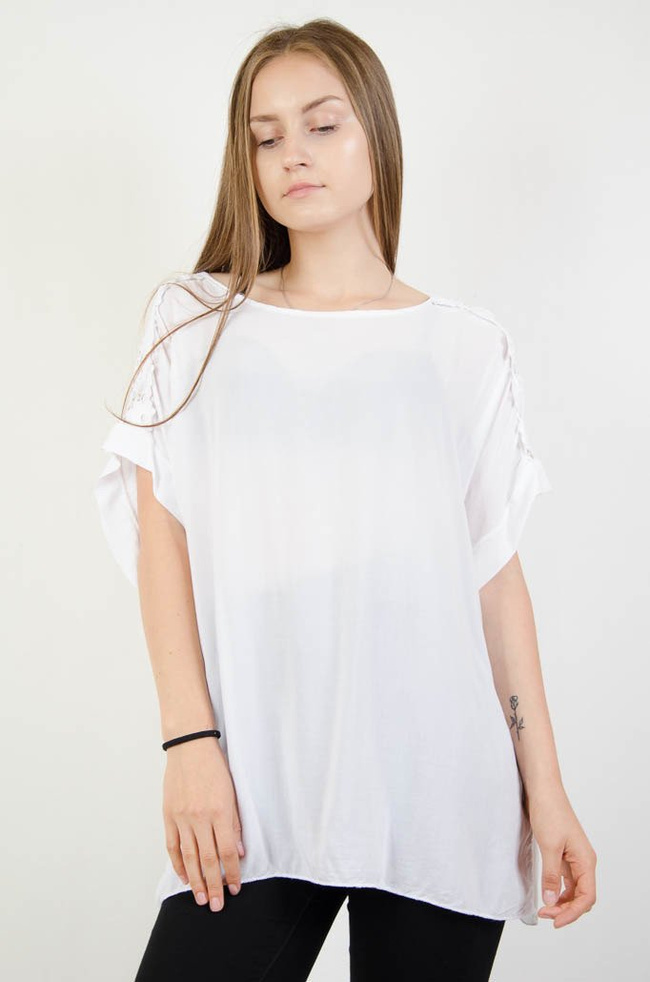 Biała bluzka oversize z ażurowymi wstawkami na ramionach