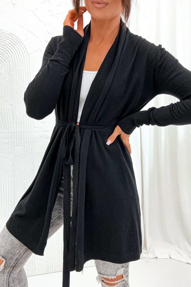DZIANINOWA NARZUTA Z WIĄZANIEM W PASIE- CZARNA