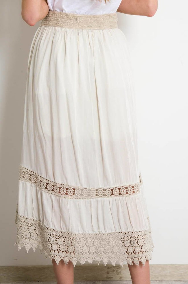 BEŻOWA SPÓDNICA MIDI Z GUMĄ W PASIE ORAZ AŻUROWYM WYKOŃCZENIEM