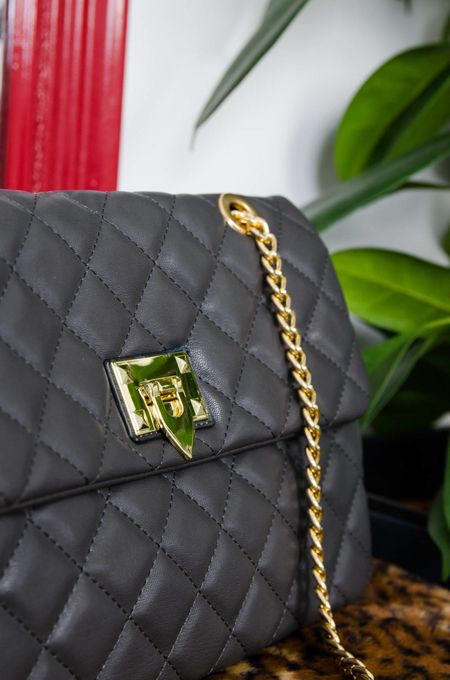  CIEMNO SZARA PIKOWANA CHANELKA NA ZŁOTYM ŁAŃCUSZKU