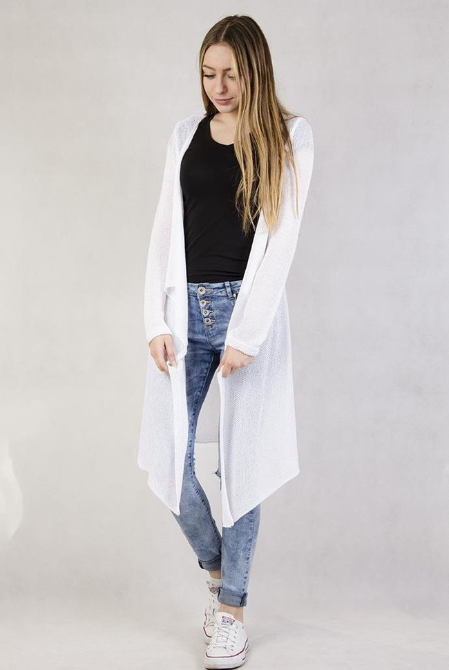 Biała narzutka z asymetrycznymi bokami