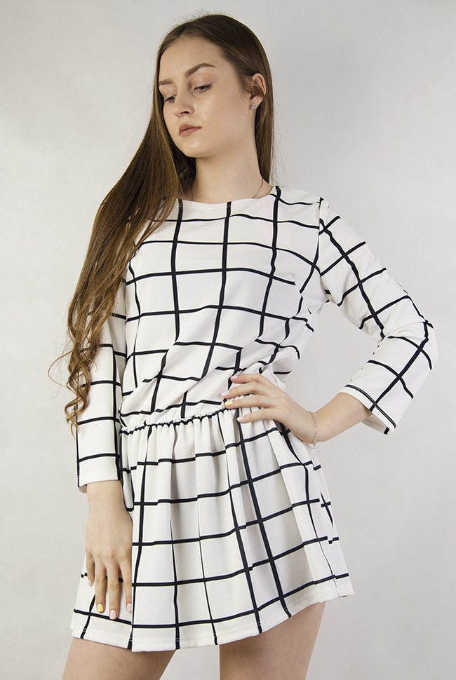 Biała sukienka w czarną kratę oraz gumką w pasie