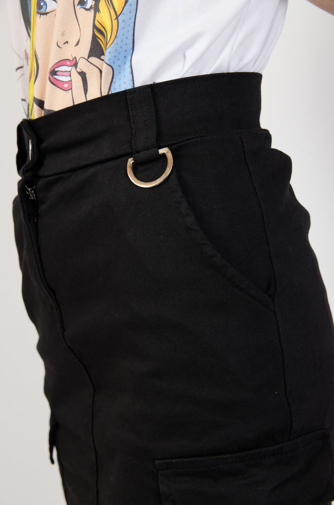 Czarna spódnica z kieszeniami 