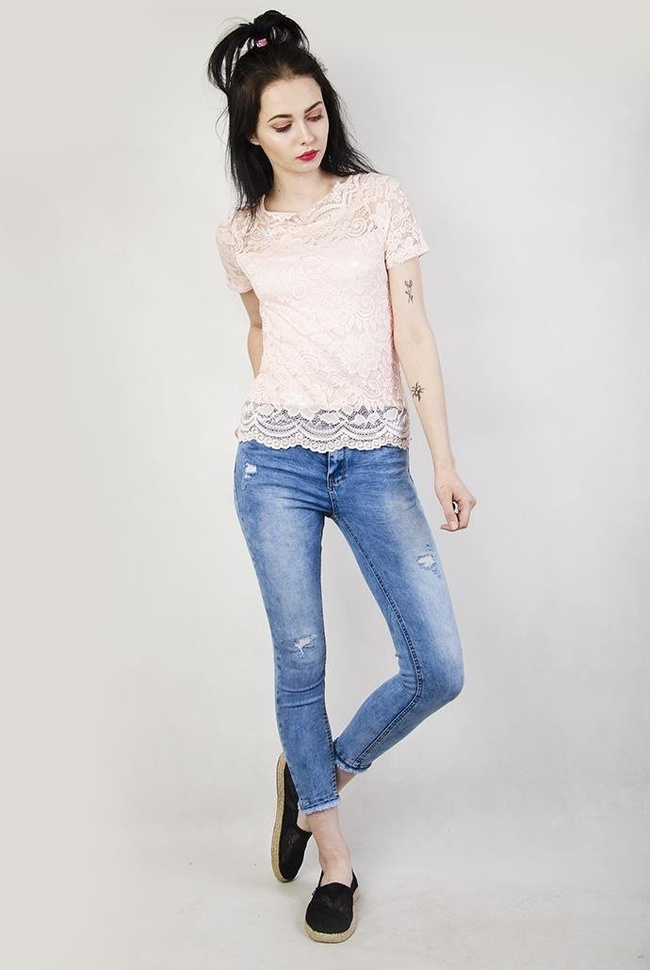 Jasnoróżowa bluzka koronkowa