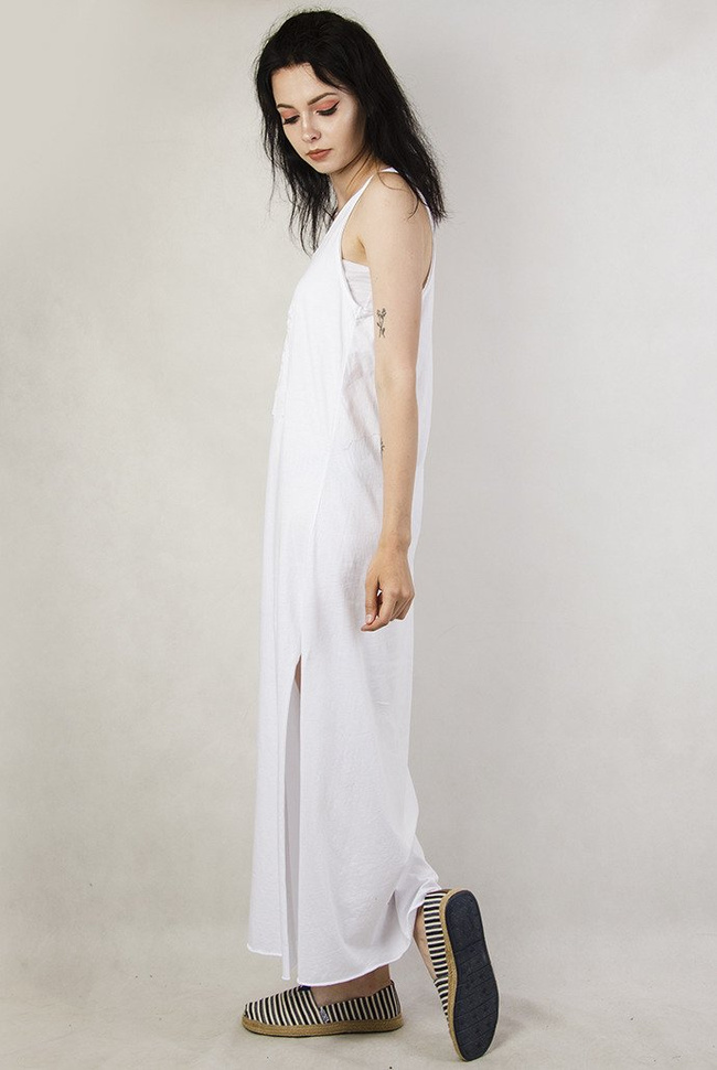 Długa, biała sukienka na ramiączka