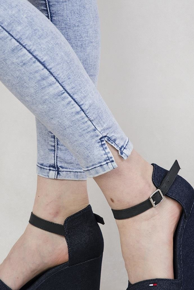 Przylegające spodnie marmurkowe z wysokim stanem