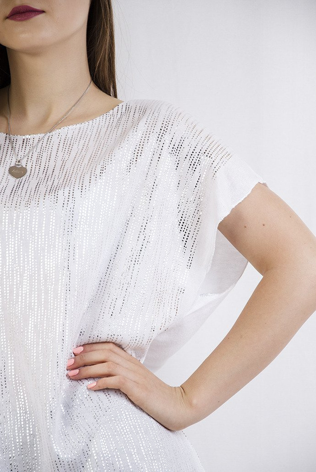 Biała bluzka ze srebrną aplikacją