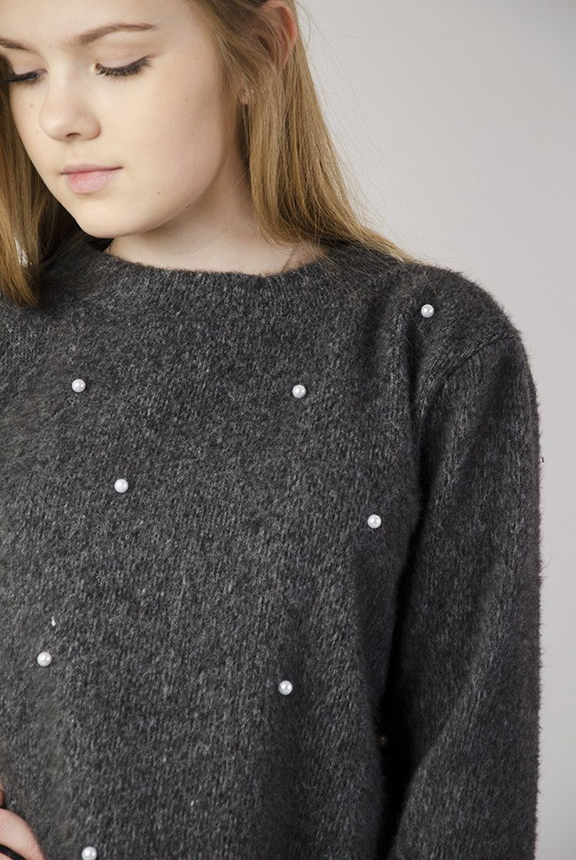 Ciemnoszary sweterek z perełkami z przodu