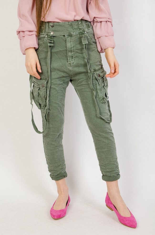 Joggery w kolorze khaki z kieszeniami oraz szelkami