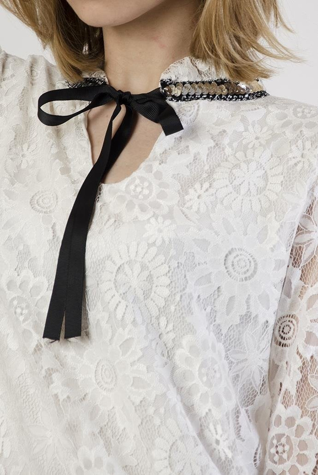 Biała bluzka koronkowa, z efektownym kołnierzykiem